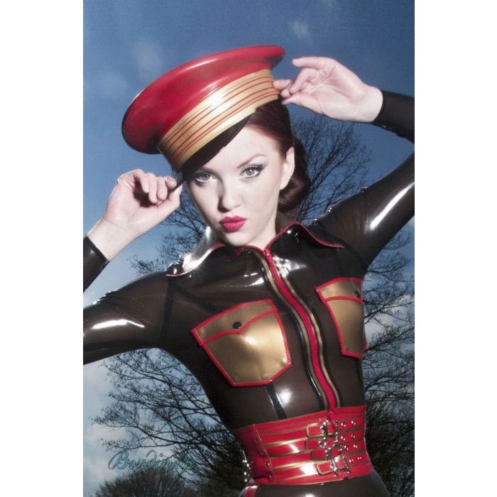 Latex-Militärmütze mit abgestuften, kontrastierenden optischen Latex-Streifenverzierungen an den Seiten